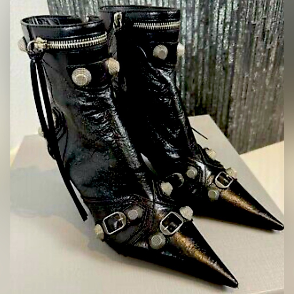 balenciaga boots.Special order
orginal boots Authenticity and originality